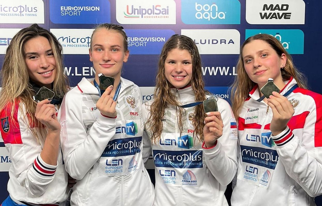 Дарья Клепикова (крайняя справа) в составе "золотой" эстафетной четвёрки.