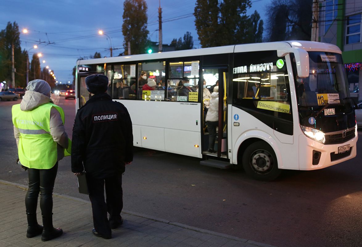 Почти 500 воронежцев поймали без масок в автобусах