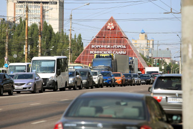 «360 машин на тысячу жителей — это конец»: Воронежу предрекли транспортный коллапс