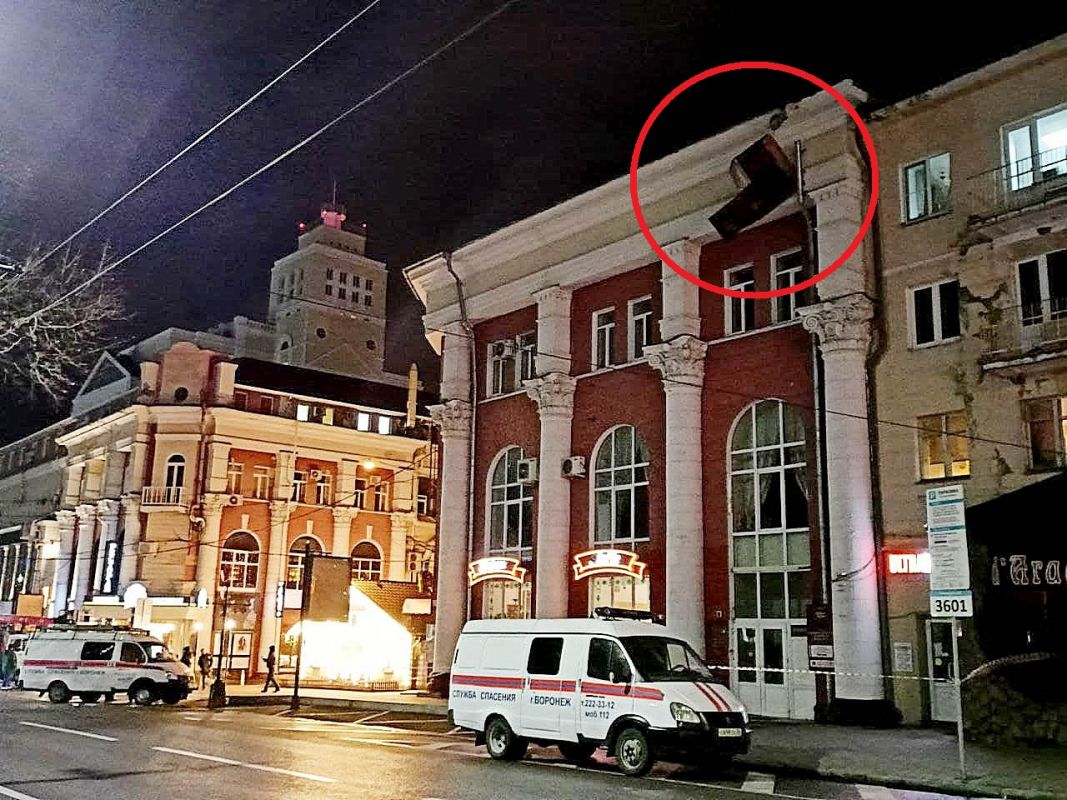 Сорванный ветром с крыши кусок металла на улице Пушкинской в Воронеже