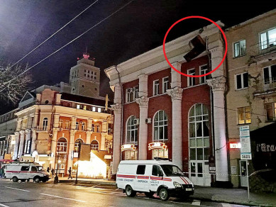 Сильный ветер сорвал кровлю дома в центре Воронежа