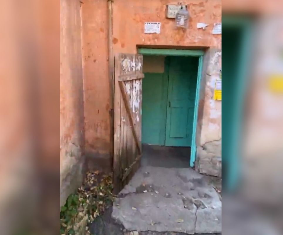 «Дверь в подъезд — как в коровник»: блогер Илья Варламов раскритиковал воронежские дворы