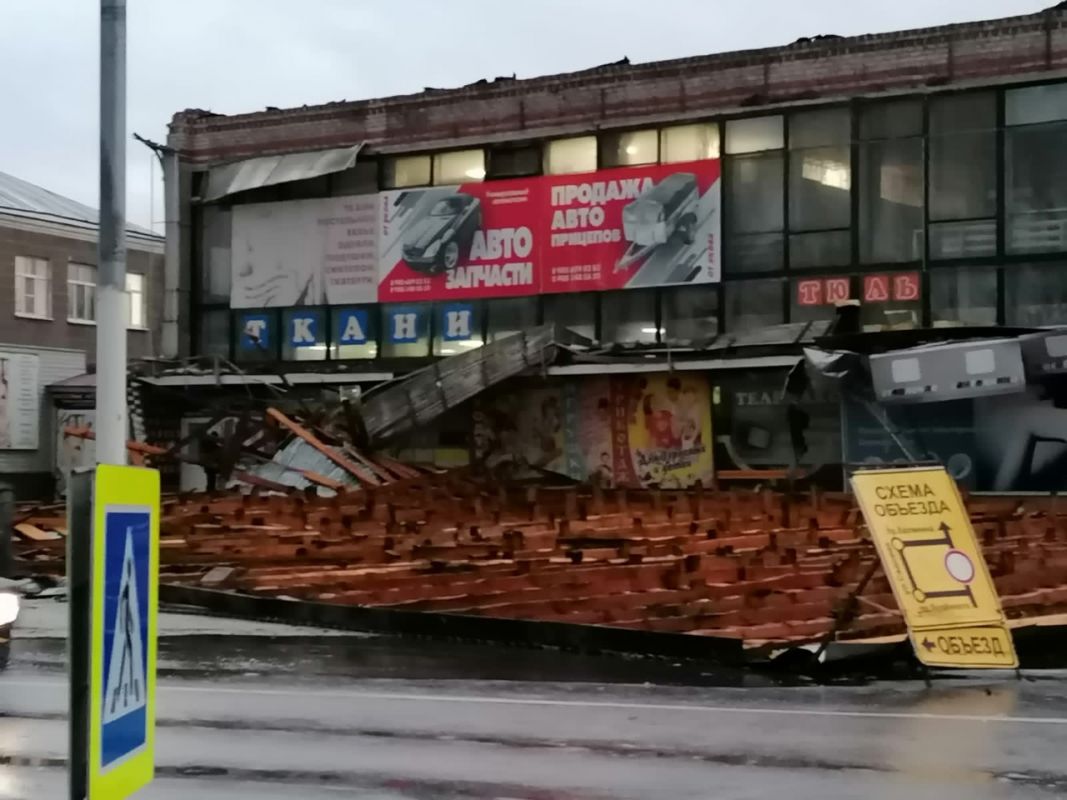 Сильный ветер сорвал крышу универмага в&nbsp;Воронежской области