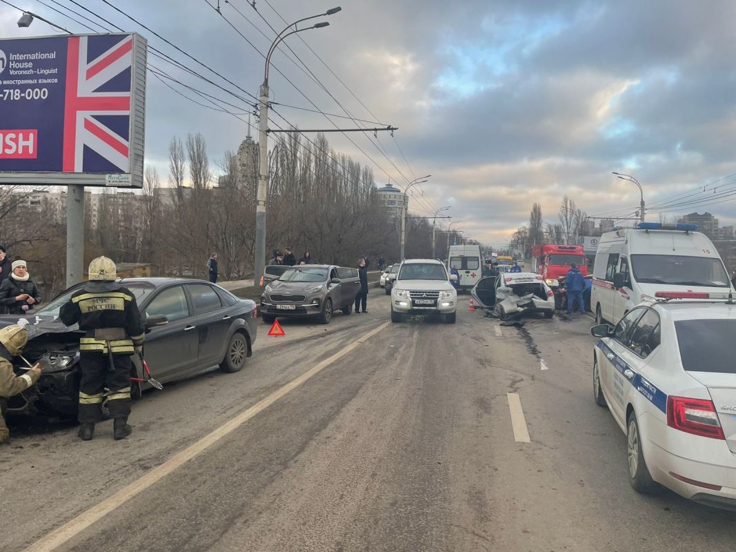 Число пострадавших в ДТП на Чернавском мосту в Воронеже выросло до 7