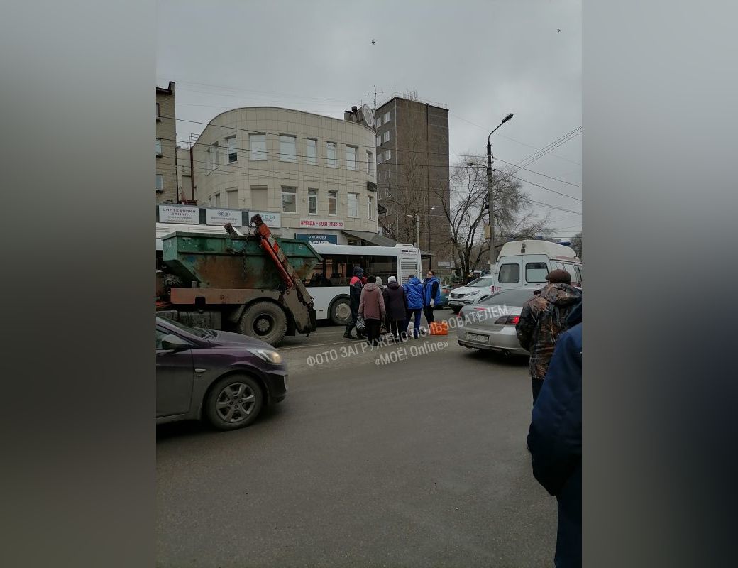 В Воронеже мусоровоз сбил пешехода: женщина погибла
