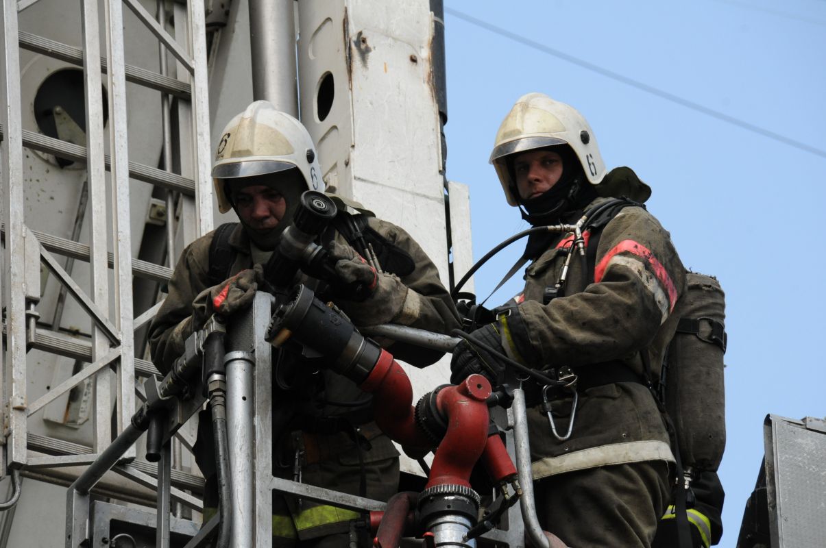 Двое мужчин погибли из-за пожара в пятиэтажке в Воронеже