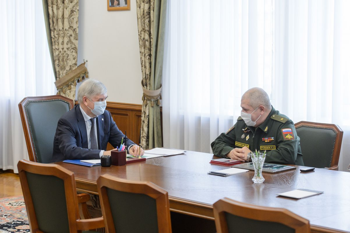 Воронежский губернатор и командир войсковой части обсудили развитие закрытого военного городка