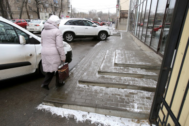 Жители улицы Лидии Рябцевой жалуются, что магазин «украл» у них часть тротуара