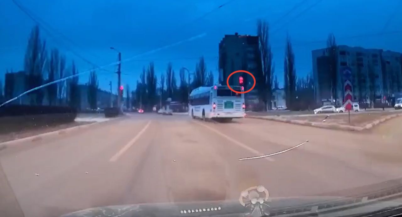 На Остужевском кольце водитель автобуса лихо проехал на&nbsp;красный свет