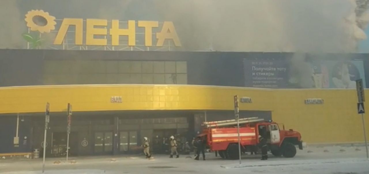 В Томске горит огромный торговый центр