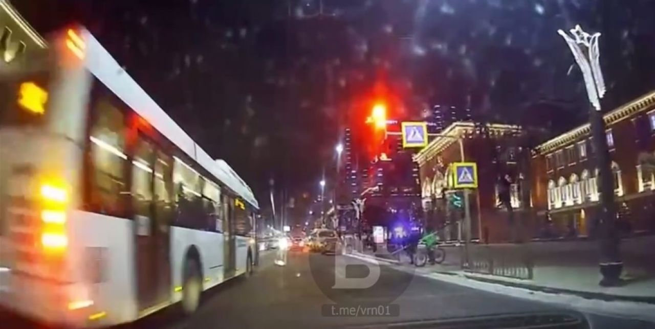 Водитель воронежского автобуса промчался на красный свет прямо в центре города (ВИДЕО)