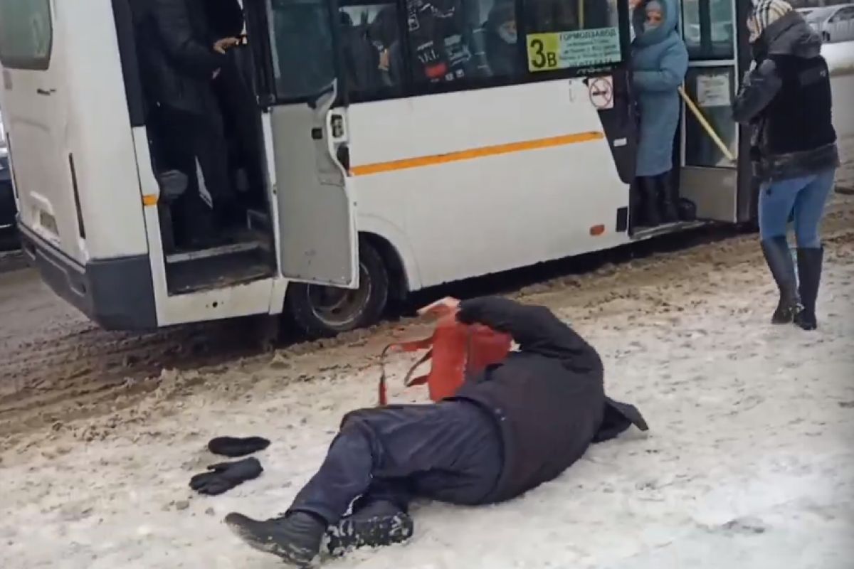 Воронежцы сняли на видео, как пожилого мужчину выталкивают из маршрутки