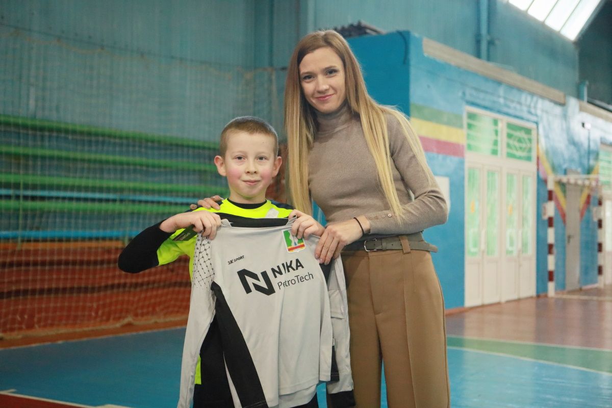 «Ника-Петротэк» вручила юным футболистам и борцам новую спортивную форму&nbsp;