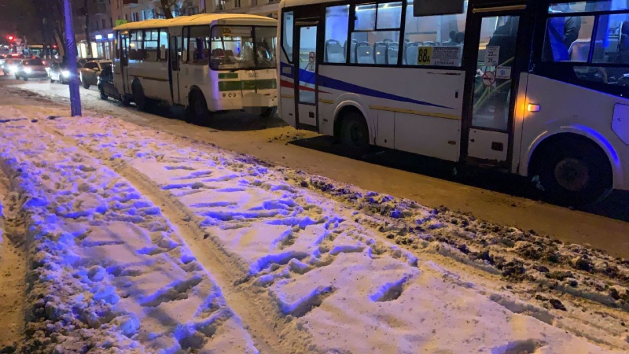 Два автобуса и легковушка столкнулись в Воронеже&nbsp;