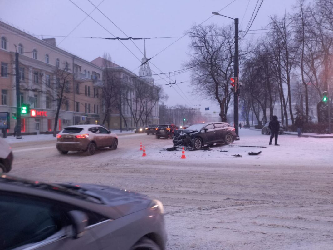 Две женщины пострадали в аварии с двумя иномарками в центре Воронежа&nbsp;