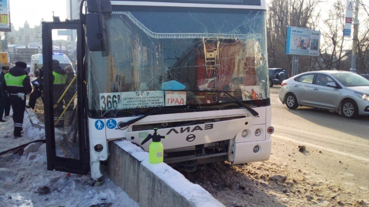 В Воронеже автобус врезался в бордюр: 11 человек пострадали