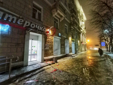 Глыба льда упала с крыши сталинки в центре Воронежа