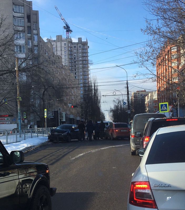 Четыре автомобиля столкнулись на улице Шишкова в Воронеже&nbsp;