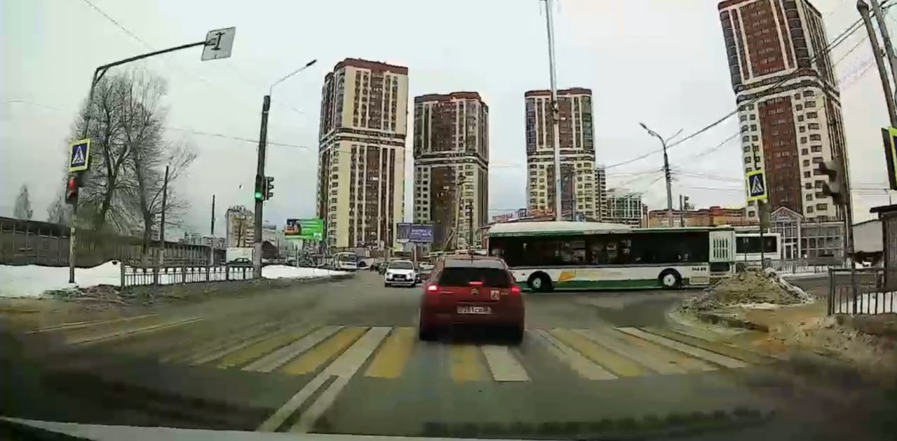 Водитель автобуса в Воронеже проигнорировал ПДД и проехал на красный свет
