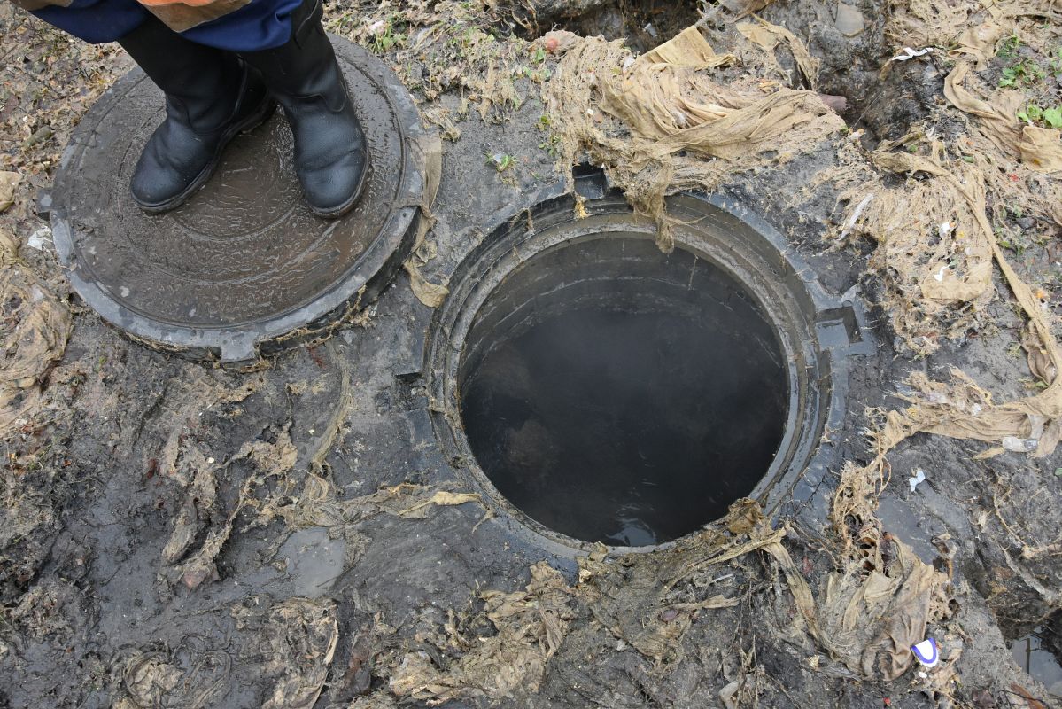 «Вонючий поток льётся больше 10 дней»: из-за бесхозной канализации затопило воронежскую улицу