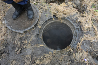 «Вонючий поток льётся больше 10 дней»: из-за бесхозной канализации затопило воронежскую улицу