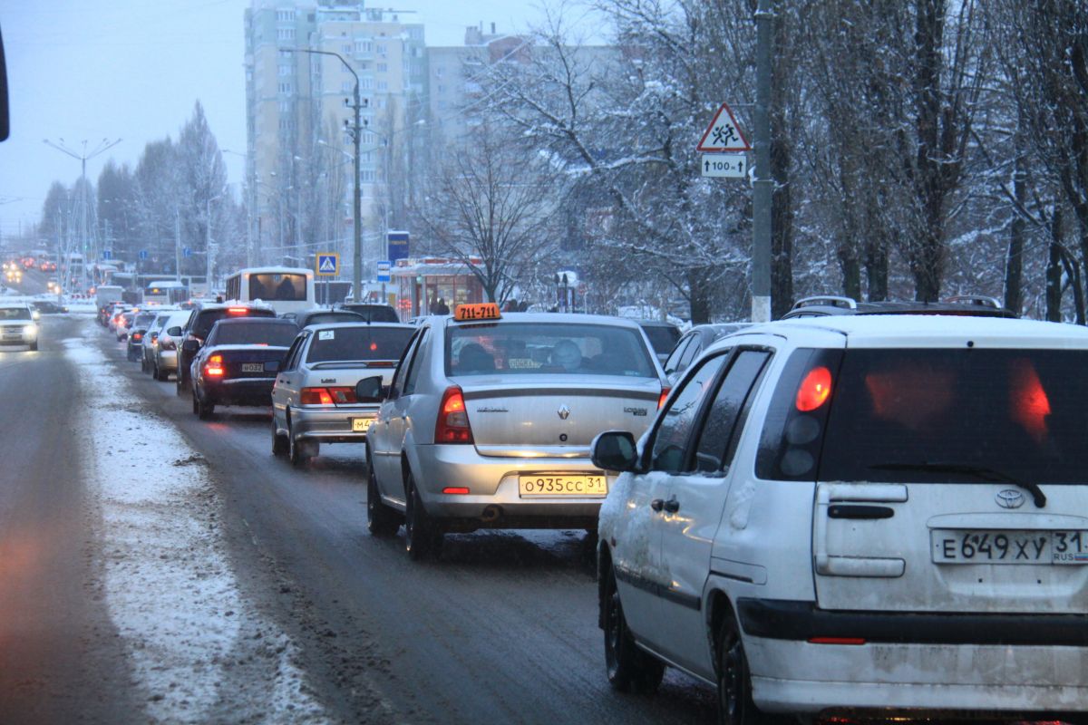 Московский проспект несколько часов скован многокилометровой пробкой