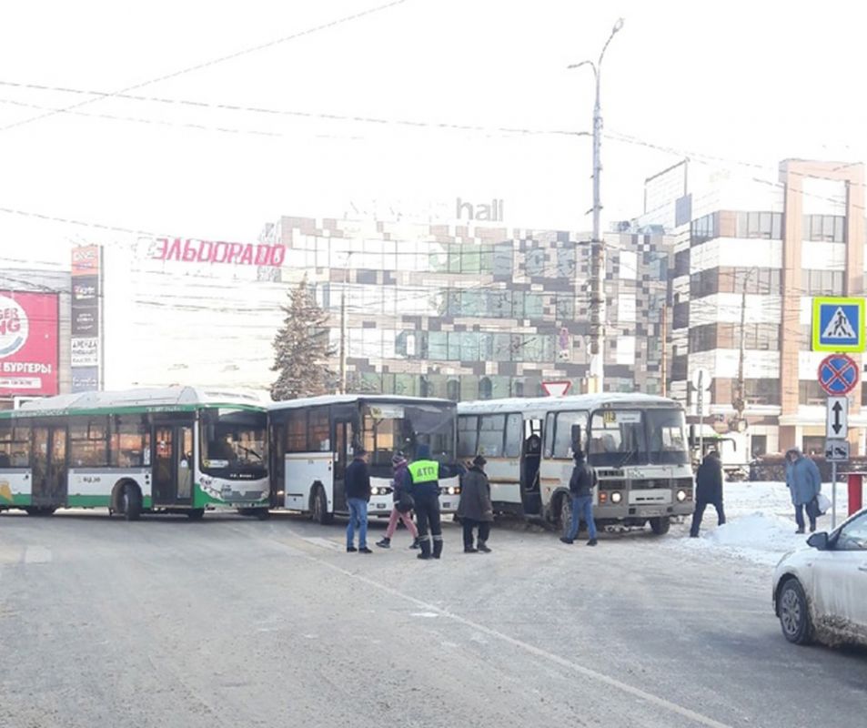 Очевидцы сообщили о ДТП с 3 автобусами в центре Воронежа