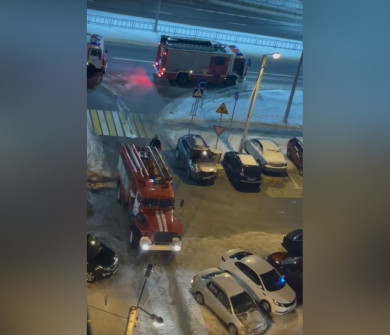  Припаркованные авто заблокировали подъезд пожарных к домам в Шилово