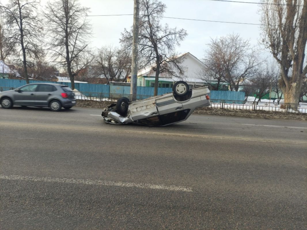 Легковушка перевернулась посреди дороги в Воронеже