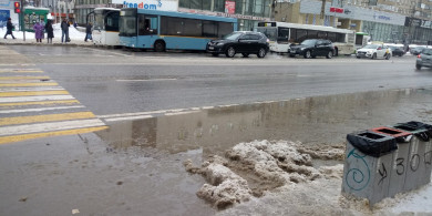  «Так просто нельзя!»: огромная лужа заблокировала пешеходный переход в центре Воронежа