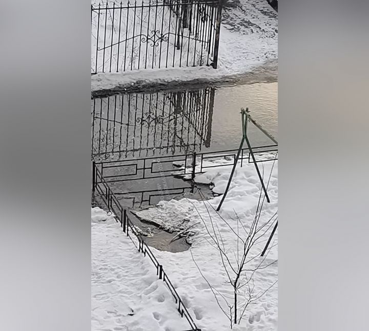 В Воронеже школьник провалился в яму с водой