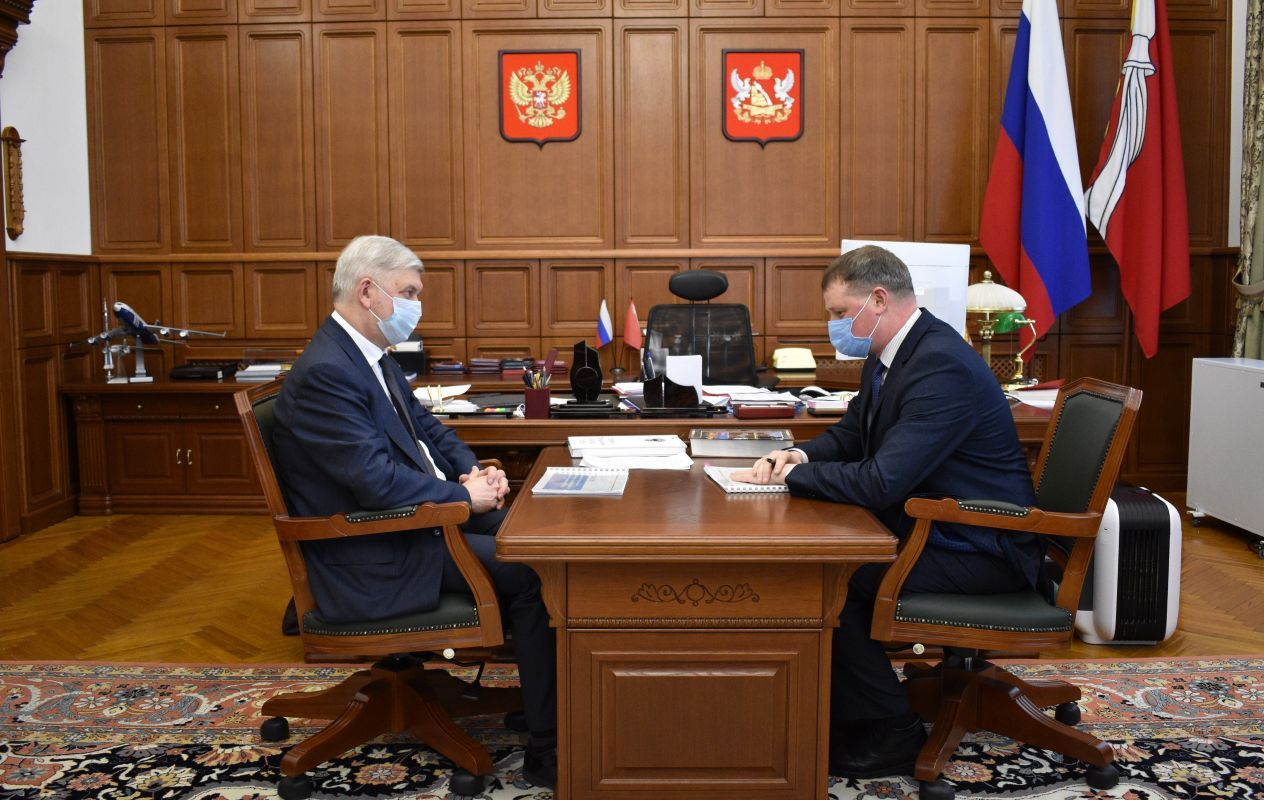 Иван Лесников (справа) на встрече с губернатором Воронежской области Александром Гусевым