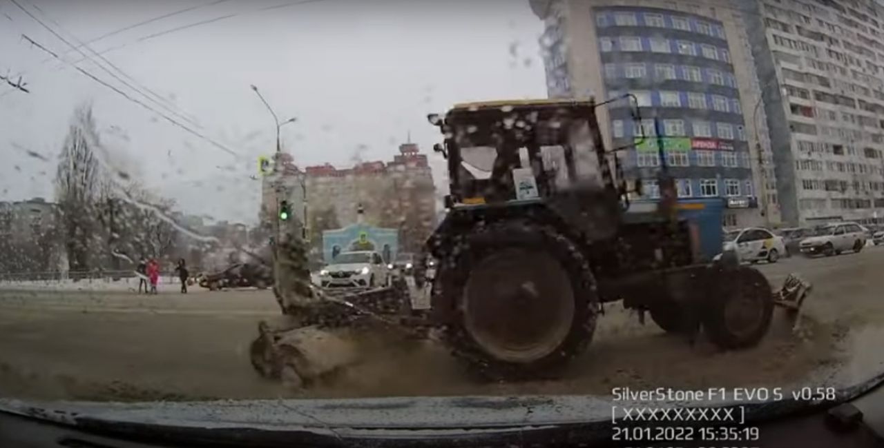 Чистивший дорогу трактор промчался на красный свет и едва не устроил ДТП в Воронеже
