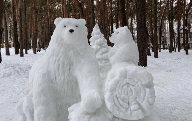 В воронежском парке появилась снежная медведица с медвежатами