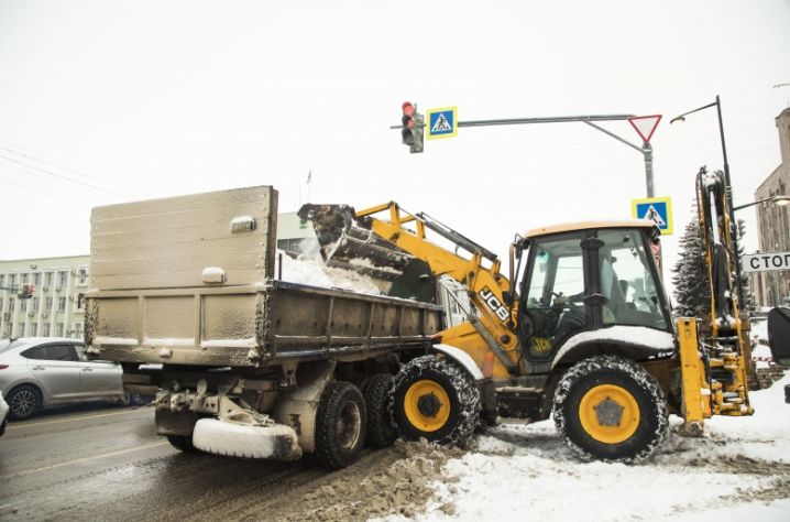 «Проехал, не опуская ковш»: липчане жалуются на уборку снега в Липецке