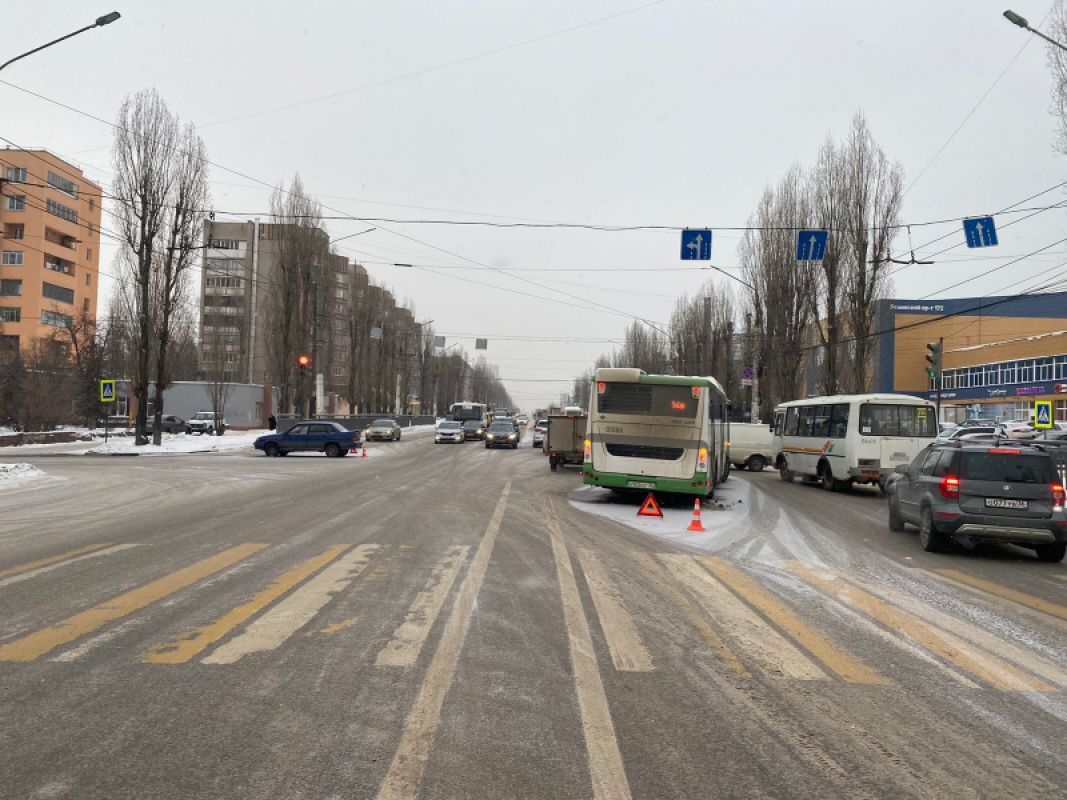 Следователи организовали проверку после ДТП с двумя автобусами и легковушкой в Воронеже&nbsp;