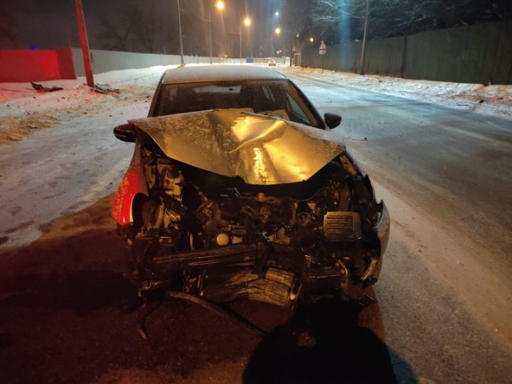 Автомобиль врезался в столб на набережной Воронежа: есть пострадавшие