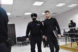 Конвой ведёт Дмитрия Быковского