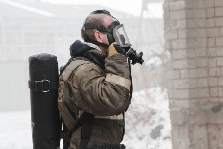 В Воронеже загорелась пятиэтажка — пожарные эвакуировали 7 человек