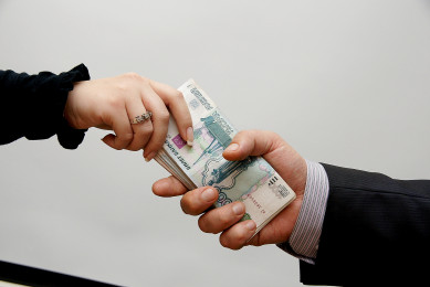 Экс-сотрудника Россельхозбанка отправили в колонию за обман должников на 300 тысяч рублей