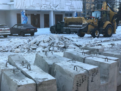 Вокруг ДК 50-летия Октября в Воронеже начали устанавливать забор