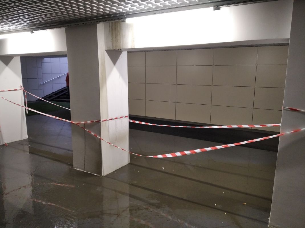 Недавно отремонтированный подземный переход на Ворошилова залило водой