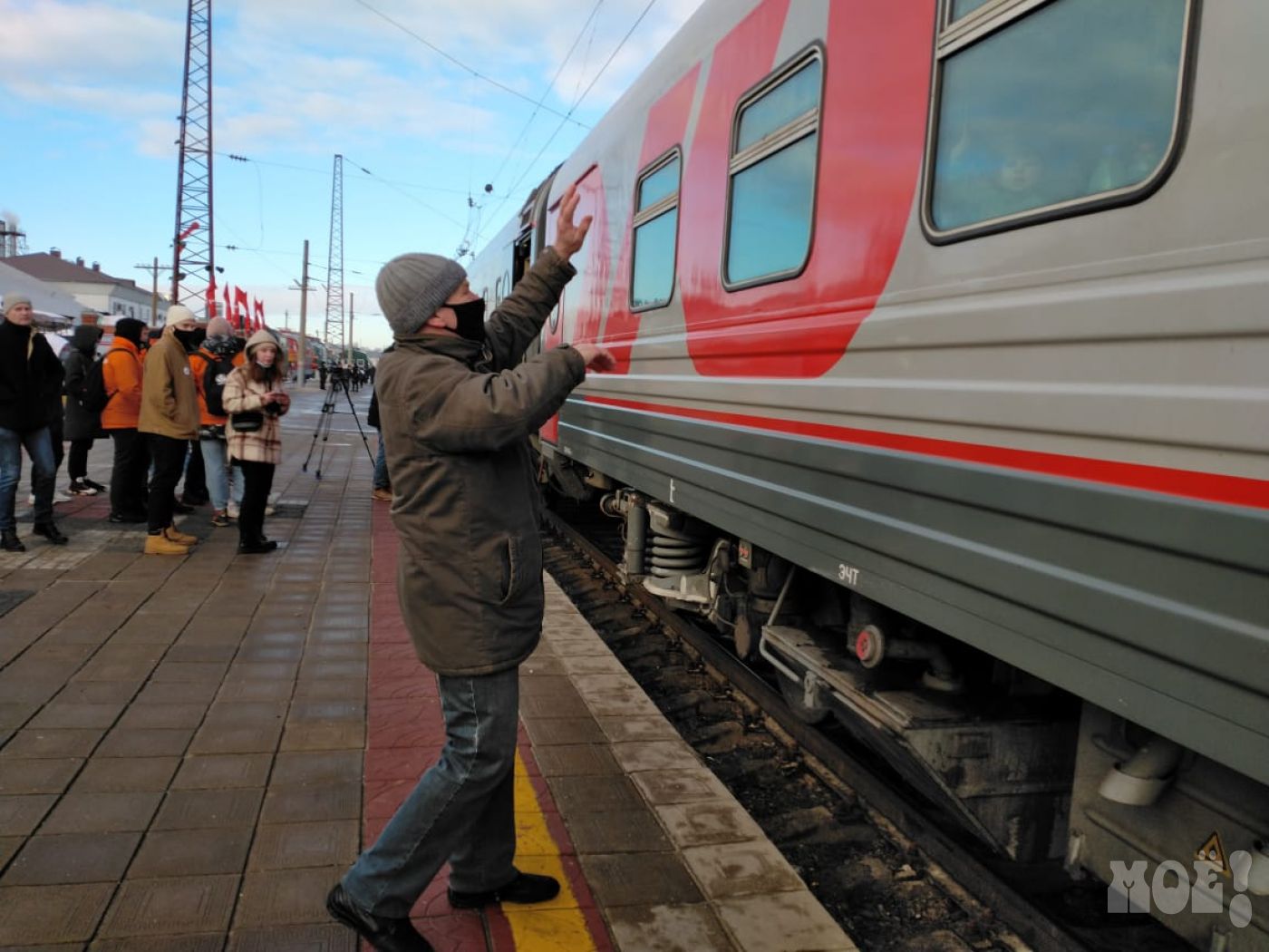 Настя приходит на железнодорожную станцию и ждет. Поезд с беженцами. Приходящий поезд. Встреча детей с поезда. Поезд Донбасс.