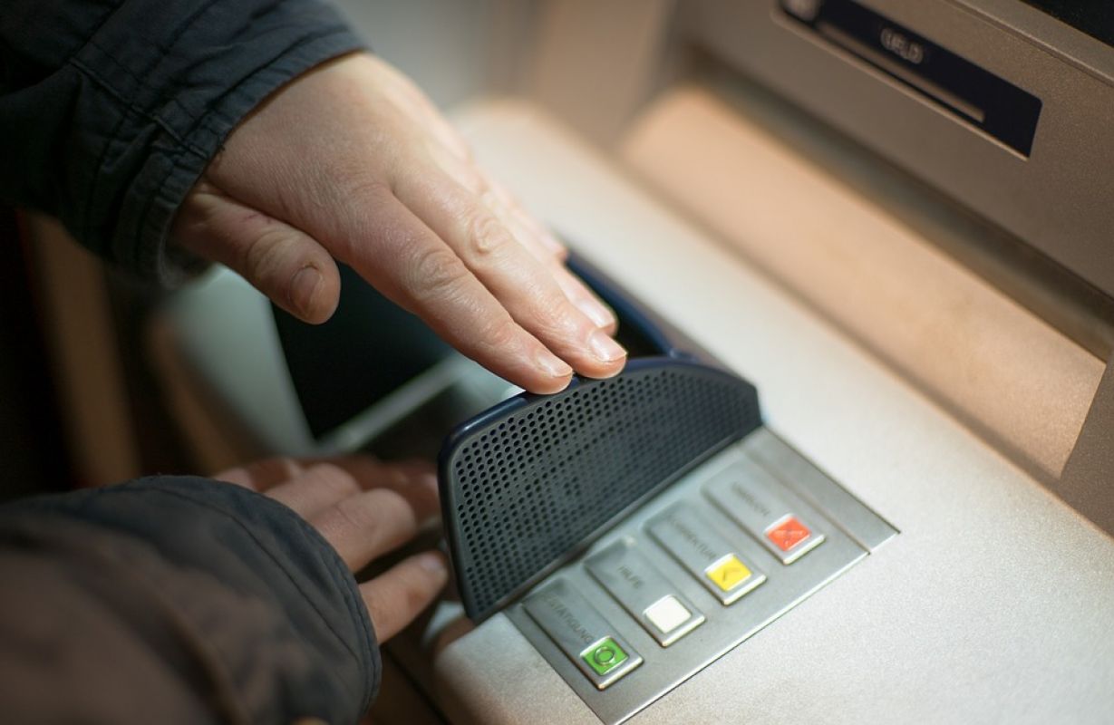 Воронежский экономист рассказал, стоит ли снимать наличные в&nbsp;банкоматах