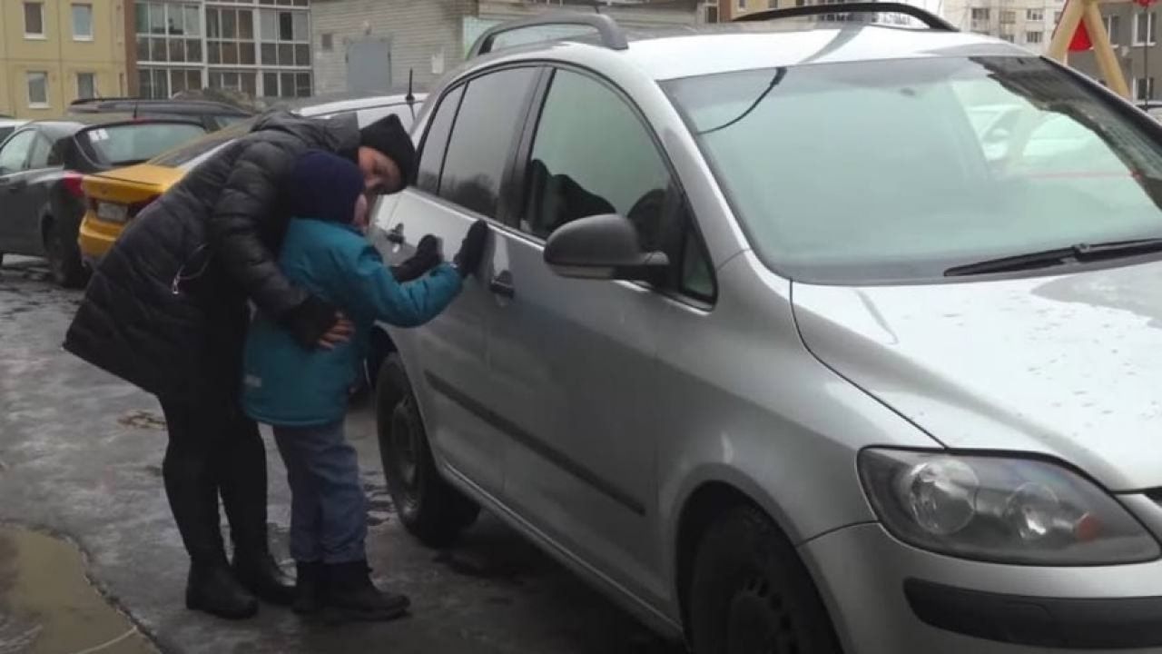 Московский автоблогер подарил машину жительнице Воронежа
