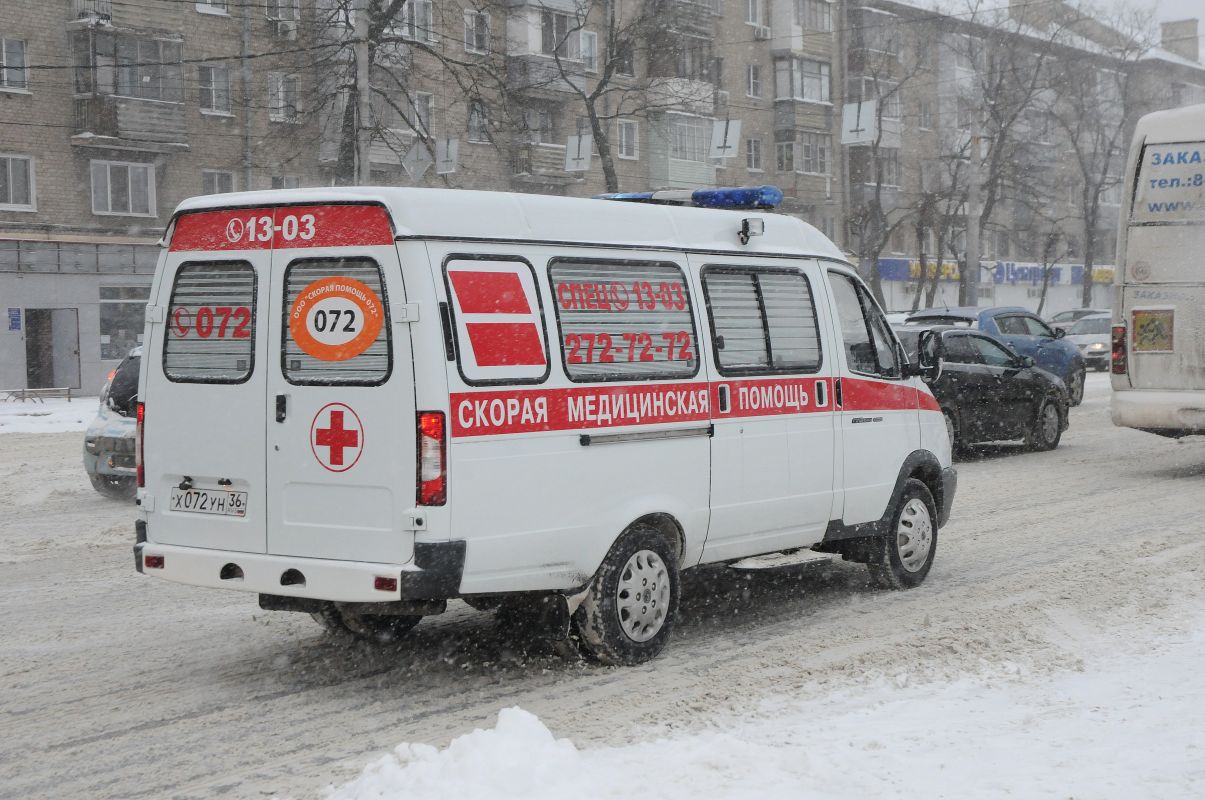 В Воронеже автомобиль с рабочим рухнул в карьер