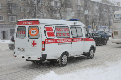 В Воронеже автомобиль с рабочим рухнул в карьер