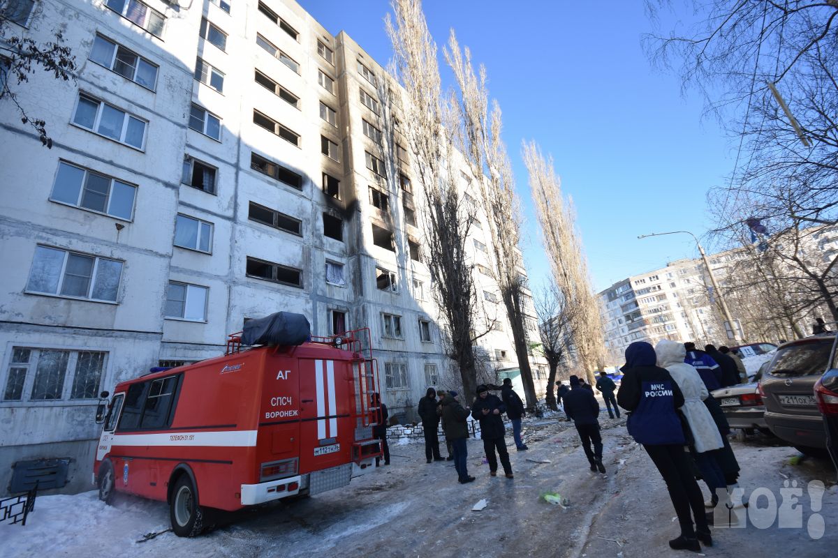 Спецслужбы и жильцы собрались у дома, где произошло ЧП