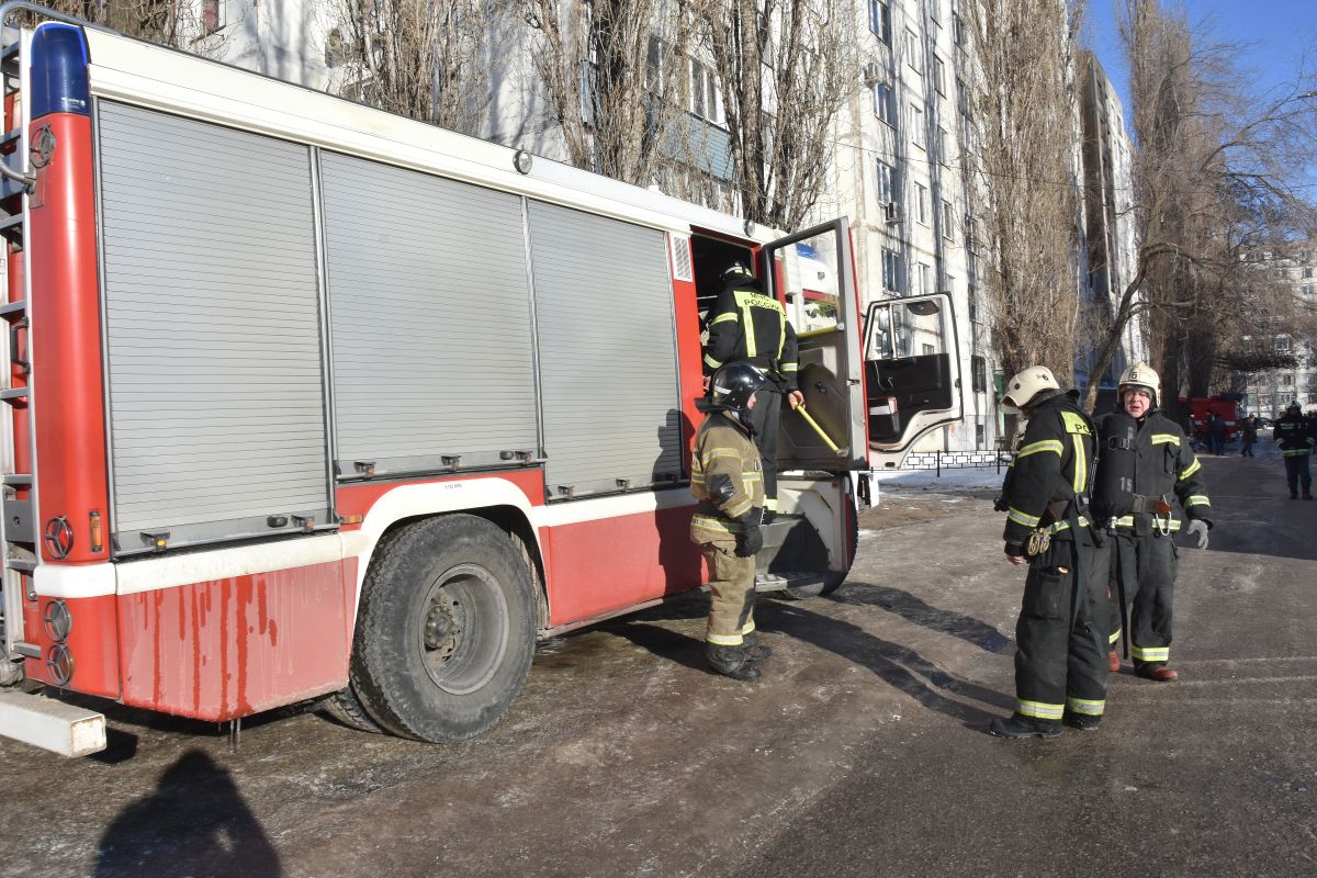 «Прохожу через подъезд, а там ужас». Пожарные рассказали, как спасали людей после взрыва газа в воронежской девятиэтажке