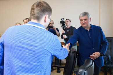 Воронежский губернатор навестил в госпитале раненных на Украине спецназовцев